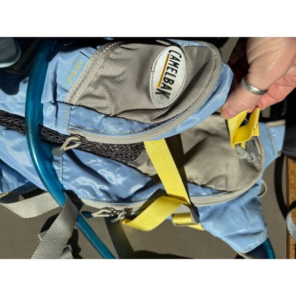 Camelbak "Mini Mule" Great Used Condition Backpack Blue and Yellow 1.5L - Picture 3 of 7
